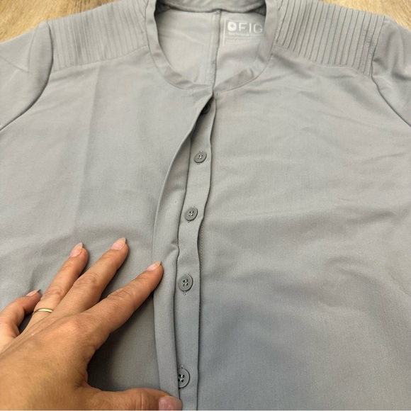 Figs Gray Limbe Pintuck Button Down Scrubs with Zipper Pockets size M - Picture 4 of 6